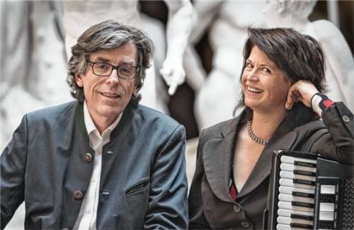 Gerald Huber erklärt seinen Gästen den Zauber der bayerischen Sprache. Maria Reiter steuert musikalische Fußnoten bei. Foto re