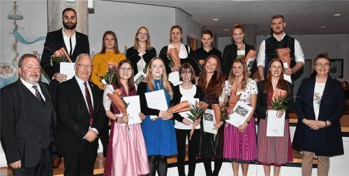 Glückwünsche für die Abschlussbesten: Schulleiterin Christiane Elgass (rechts) und (von links) Josef Huber, stellvertretender Landrat sowie Anton Heindl, Zweiter Rosenheimer Bürgermeister, ehren die 13 Absolventen, die die Traumnote 1,0 erzielt haben.Foto hlecker