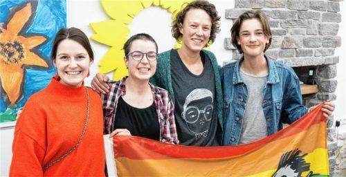 Glückwünsche zur Wahl: (von links) Saskia Weishaupt, Sprecherin der Grünen Jugend Bayern, mit Schatzmeisterin Lea Gölz und den beiden Sprechern Antonia Heil und Simon Wilz. Foto re