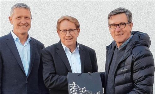 Gratulationen zum Jubiläum: Dieter Kannengießer (Mitte) mit Rainer Auer (links) und Georg Huber.Foto re
