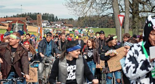 Großer Ansturm: Zigtausende wohnten dem Faschingszug in Tattenhausen bei. Um 13.13 Uhr startete der Donhauser Gaudiwurm und schlängelte sich durch das gesamte Dorf. Fotos Stache