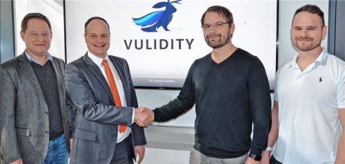 Handschlag: Kreutzpointner-Geschäftsführer Florian Schneider, Geschäftsführender Gesellschafter Fritz Kreutzpointner sowie Heinz und Christian Siegert von der Vulidity GmbH (von links) besiegeln die Zusammenarbeit.Foto kreuzpointner