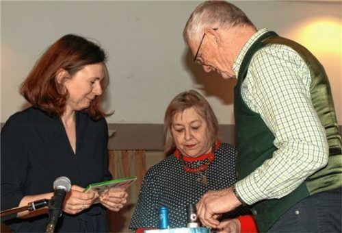 Heimatvereins-Vorsitzender Arnold Böhm (rechts) dankte den Akteurinnen des Abends mit einem kleinen Präsent und einem Gagen-Aufschlag. Foto Hellmeier