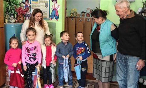 Hier kommt Hilfe an: Manfred Jäger beim Besuch eines Kindergartens in der Ukraine.Foto re
