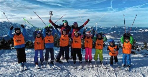 Hoch die Stöcke! Die erfolgreichen Ski-Kinder und zwei ihrer Lehrer.