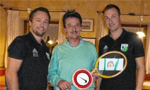 hösl jhv fußball re

Verabschiedung von Hans Rieplhuber (Mitte) als Kassier durch Abteilungsleiter Alex Politz (rechts) und Zweiten Abteilungsleiter Hans Riedl (links)Foto re