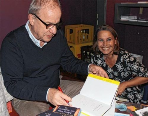 Hubertus Meyer-Burckhardt signierte vor seiner Lesung auf Einladung von Marie Theres Kroetz Relin im Foyer des Wasserburger Kinos Utopia sein neuestes Buch „Diese ganze Scheiße mit der Zeit“. Foto Huckemeyer