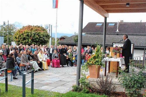 Hunderte von Nußdorfer Bürgern sowie zahlreiche Ehrengäste kamen zur Einweihung des neuen Rathauses nach Nußdorf. Die Festrede hielt Nußdorfs Erster Bürgermeister Sepp Oberauer (links). Fotos Steffenhagen