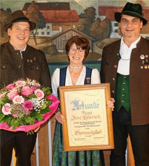 Ilse Heinrich bekam von Schützenmeister Sepp Staudacher (links) und Gauschützenmeister Bernhard Brehmer Ehrenzeichen, Urkunde und Blumen für ihre Verdienste.Foto Rehberg