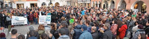 Im Gedenken an die Opfer von Hanau: Mehrere Hundert Menschen versammelten sich am Sonntagabend auf dem Rosenheimer Max-Josefs-Platz. Foto simeth