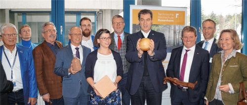 Im geplanten Zentrum für biobasierte Materialien in Waldkraiburg dreht sich alles um den einheimischen Rohstoff Holz, auf dessen Basis Kunststoffe aus Erdöl ersetzt werden sollen. Beim gestrigen Besuch des Ministerpräsidenten überreichten Vertreter der TH Rosenheim Markus Söder (Vierter von rechts) eine Kugel aus Hölzern aus ganz Bayern. Das Foto zeigt (von links): Fritz Schmidt und Daniela Schmidt-Kuttner von der KRAIBURG Holding, Landrat Georg Huber, Professor Frank Miletzky, der bei der Hochschule für das Forschungszentrum zuständig ist, Max Westhoff von der KRAIBURG Holding, Veronika Auer, Projektleiterin des Zentrums, Landtagsabgeordneten Marcel Huber, den TH-Präsidenten Professor Heinrich Köster, Waldkraiburgs Bürgermeister Robert Pötzsch und seine Mühldorfer Amtskollegin Marianne Zollner.Foto  Grundner