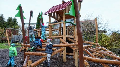 Im Kindergarten freuen sich die kleinen Kletterer über ein neues Spielgerät. In der Grundschule ist die sanierungsbedürftige Turnhalle fertiggestellt geworden. Fotos Niessen