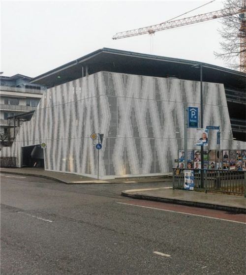 Im Parkhaus am Rathaus sind Plätze frei: Die Stellplatzsatzung beschäftigte jetzt den Bauausschuss. Foto weinzierl