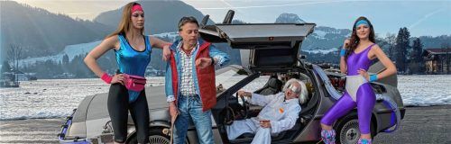 Im Sportwagen DeLorean zu Gast im winterlichen Oberaudorf: Mit diesem Bild wird zum diesjährigen Nachtfaschingszug eingeladen.re
