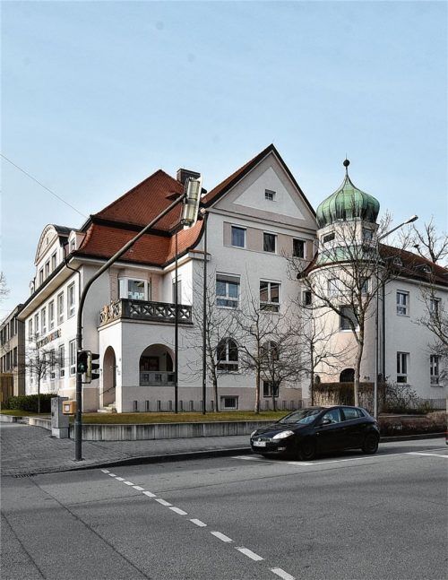 Dringend mehr Platz für ihre Schüler braucht die Prinzregentenschule in Rosenheim. Ein Neubau soll das Raumangebot erweitern. Er entsteht auf einem Teil des Bolzplatzes auf der anderen Straßenseite. Foto Schlecker