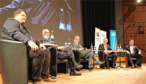 In knapp zwei Wochen ist Kommunalwahl. Bei der Podiumsdiskussion von VHS, Kreisjugendring und Gewerbeverband mit Moderator Norbert Haimerl (Mitte) trafen die vier Kandidaten Valentin Clemente (FDP, von links), Richard Fischer (SPD), Robert Pötzsch (UWG) und Wolfgang Nadvornik (CSU) ein letztes Mal direkt aufeinander.Foto  Lohmann