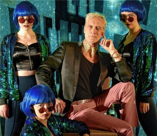 Ingo Brosch (Newton) mit den Teenagegirls (von links) Jessica Dauser, Dorothee Weingarten und Wendy Kok. Foto Re