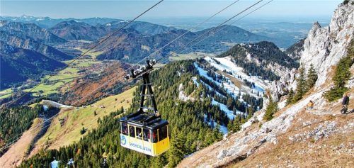 Innerhalb von 17 Monaten gebaut und vor 50 Jahren in Betrieb genommen: die Wendelstein-Seilbahn, deren Talstation im Bayrischzeller Ortsteil Osterhofen liegt. Fotos Archiv der Wendelsteinbahn GmbH, M. Bogner, C. Hinz
