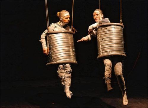 Ist im Mai auf den 37. Bayerischen Theatertagen in Memmingen zu sehen: die Produktion „Leonce und Lena“ des Theaters Wasserburg. Unter anderem spielen mit: Magdalena Müller und Annett Segerer (von links). Foto Flamm