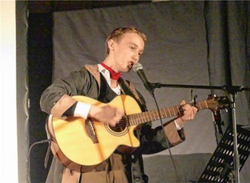 Janis Weise (Q11) erinnerte mit „Fly me to the Moon“ an die Mondlandung