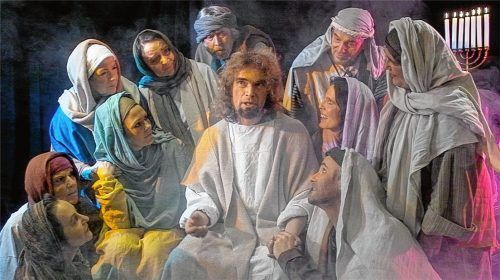 Jesus von Nazareth (Andreas Herden, Mitte) in der Halsbacher Passion inmitten seiner Anhänger, unter ihnen Johannes (Michael Brunn, vorne, rechts) und Judas (Martin Winklbauer, hinten, links). Die Passion erlebt am Samstag, 28, März, ab 19 Uhr ihre Premiere in der Halsbacher Pfarrkirche St. Martin. Foto  Traup