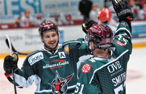 Jubel von zwei neuen Offensivwaffen: Dominik Daxlberger, der in den letzten vier Spielen das erste Rosenheimer Tor erzielte, und Jake Smith. Foto Ziegler
