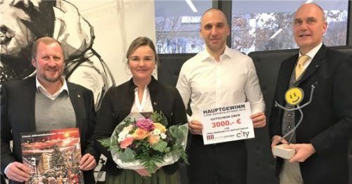 Kann sich über City-Gutscheine im Wert von 3000 Euro freuen: Bernadette Riepertinger, umrahmt von Michael Maier, Lions-Präsident Bad Aibling (links), BayernwohnenGeschäftsführer Andreas Entreß (Zweiter von rechts) und Thomas Toepfer vom Lions-Club Rosenheim. Foto Bayernwohnen
