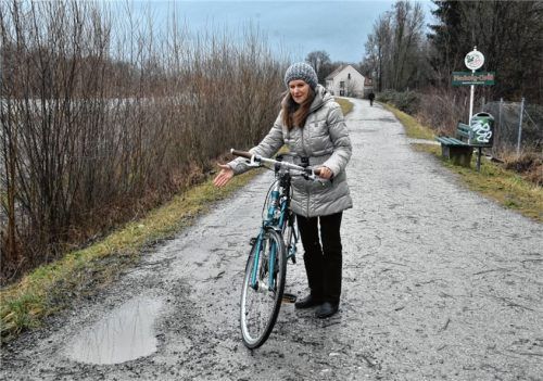 „Katastrophale Situation“: Maria-Luise Brix aus Rosenheim zeigt auf eines der Schlaglöcher am Inndamm. Foto Schlecker