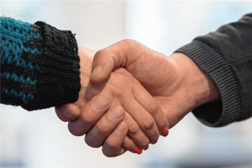 Keine Händeschütteln: Der Rosenheimer Dekan Daniel Reichel hat dazu aufgerufen, beim Friedensgruß Abstand zu halten. Foto dpa