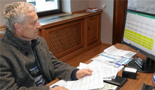 Kiefersfeldens Bürgermeister Hajo Gruber informiert sich über die Verkehrszahlen, die vom Land Tirol ermittelt wurden.