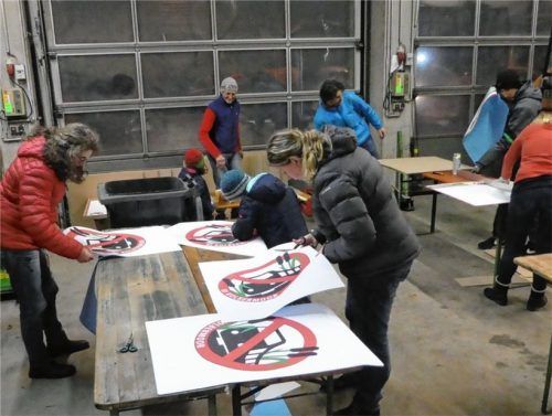 Knapp 20 Kolbermoorer haben sich jetzt im Bauhof getroffen, um Logos auszuschneiden und Plakate zu malen.