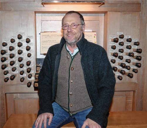 Konrad Heimbeck sitzt stolz an seiner Orgel in St. Nikolaus.Foto  Janka
