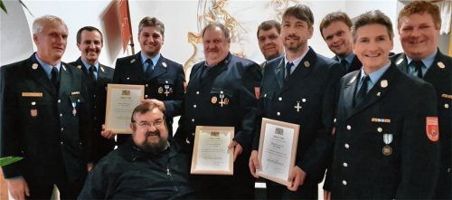 Kreisbrandmeister Rainer Tippl, Kreisbrandrat Richard Schrank, Pruttings Bürgermeister Hans Loy (sitzend), Josef Furtner (25 Jahre), Johann Seidl (40 Jahre), Kreisbrandinspektor Franz Hochhäuser, Christian Sax (25 Jahre), Pruttings Vorsitzender Wolfgang Loferer, Zweiter Kommandant Alex Zehrer, Erster Kommandant Nikolaus Schied (von links). Foto Niessen