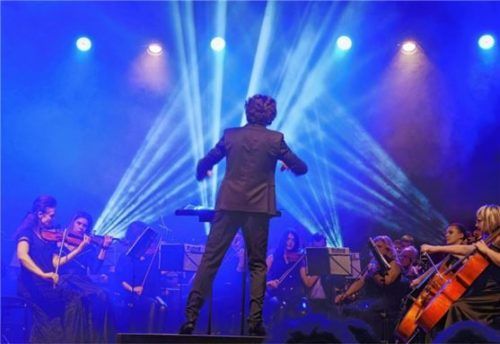 Kühles Blau produzierte die Lichtshow bei „Hollywood Greatest Hits“ im Kuko, analog zu den Lichtschwertern in dem Film „Star Wars“. Foto Kirchner