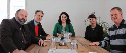 Landeshauptmannstellvertreterin Ingrid Felipe Saint Hilaire (Mitte) mit Bürgermeister Peter Solnar und Sepp Loferer (links) sowie ihrem Mitarbeiterstab.