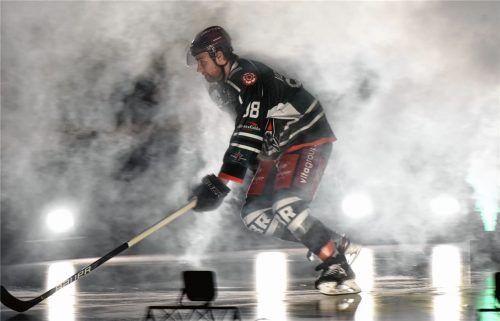 Lang dauert es nicht mehr, dann kann das Spektakel Play-off für die Starbulls und Max Vollmayer (Bild) beginnen. Vorher steht aber noch der Kampf um die beste Platzierung in der Meisterrunde auf dem Programm. Foto  Ziegler