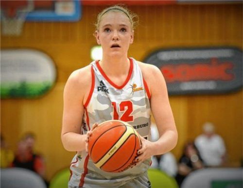 Laura Hebecker will mit den Wasserburger Basketballerinnen den dritten Sieg gegen Marburg landen. Foto  Hörndl