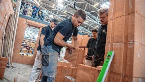 Live beobachten, wie ein Haus wächst: Das kann man beim Baustellenbesuch auf der Handwerksmesse.