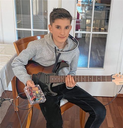 Louis Einsiedler (14) aus Prien hat einen Gitarrentrainer erfunden. Gesteuert über das kleine Kästchen nutzt er einen LED Streifen auf dem Gitarrenhals, der die richtigen Töne, Griffstellen und Saiten anzeigt. Foto Mischi