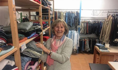 Maria Behrendt ist seit 2015 bei der Kleiderkammer der Kreuzkirche – „Mir macht es einen Riesenspaß“. Foto Weinzierl