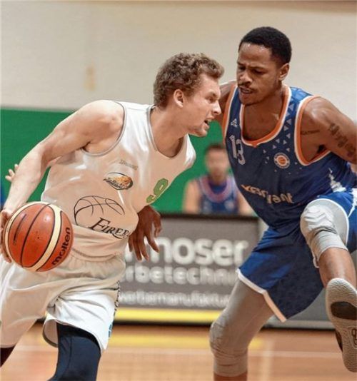 Mario Hack-Vazquez (links, gegen Münchens Harold Gibbs) erzielte 16 Punkte zum Aiblinger Erfolg.Foto Fehrmann