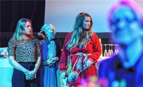 Mascha, Olga und Irina (Julia Angeli, Regina Alma Semmler und Malene Becker, von links) treibt der Wunsch nach Veränderung um. Foto FLAMM