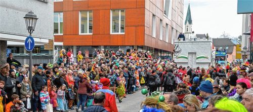 Mehr als 16000 Menschen verfolgten den Faschingszug in Bad Aibling.Fotos  Kriechbaumer