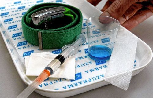 Mehr Medikament denn Droge? Viele Ärzte sehen in der Drogen-Substitutionstherapie mit Methadon eine große Chance. Nur wenige Ärzte bieten sie an. Foto dpa