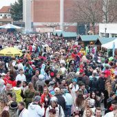Tausende feiern und bleiben friedlich