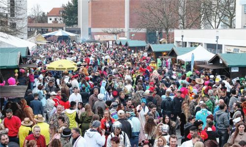 Mehrere tausend Besucher feierten fröhlich am Samstag Fasching auf dem Sartrouville-Platz. In erster Linie mussten sich die Polizeibeamten um Betrunkene kümmern. Foto  Stuffer