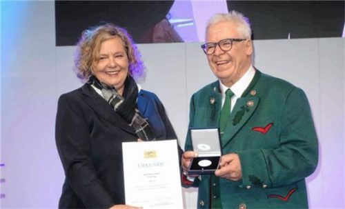 Ministerialdirektorin Dr. Ulrike Wolf vom Wirtschaftsministerium überreicht an Benno Pertl die Medaille für besondere Verdienste um die bayerische Gastlichkeit.Foto hötzelsperger