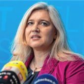 Huml schiebt Ball Klinikverbund zu