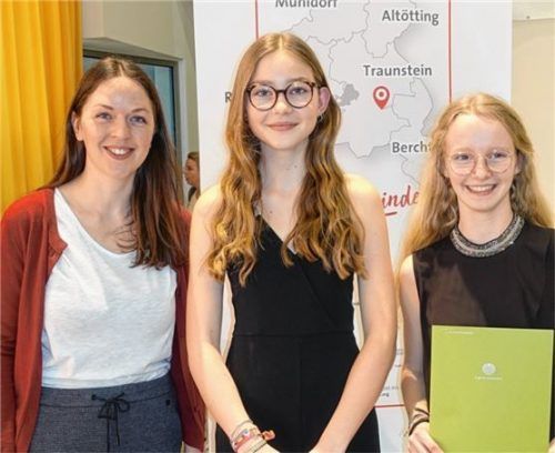 Mit 24 von 25 Punkten: Musikpädagogin Christine Schreier (von links) freut sich über den Sieg ihrer Schülerinnen Leni Hoffmann und Victoria Zellner. Sie sind die besten Musikerinnen aus dem Landkreis, die beim „Jugend musiziert“ mitgemacht haben. Foto Zellner