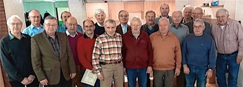 Mit der goldenen Treuenadel des Bundes Deutscher Philatelisten geehrte Mitglieder für langjährige Vereinszugehörigkeit. Foto re